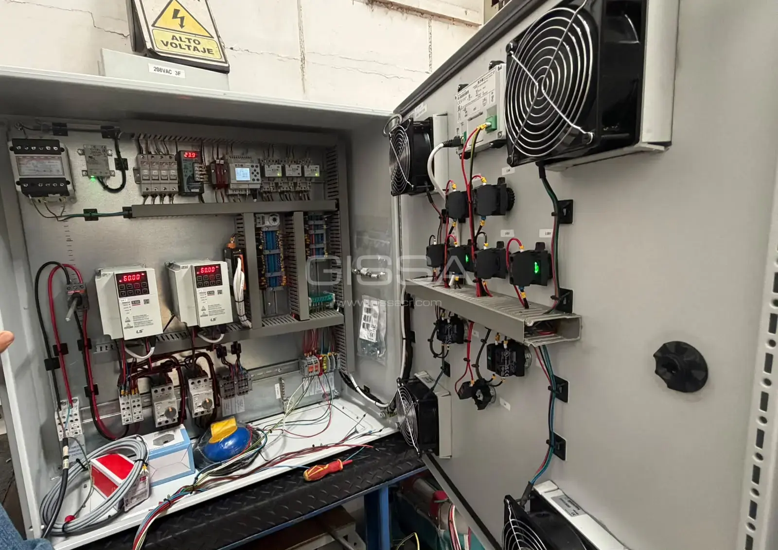 Interior de tablero eléctrico