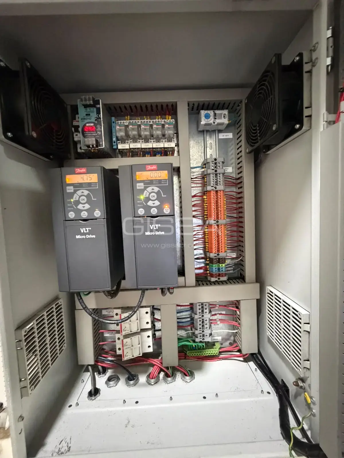 Variadores de frecuencia instalados en tablero